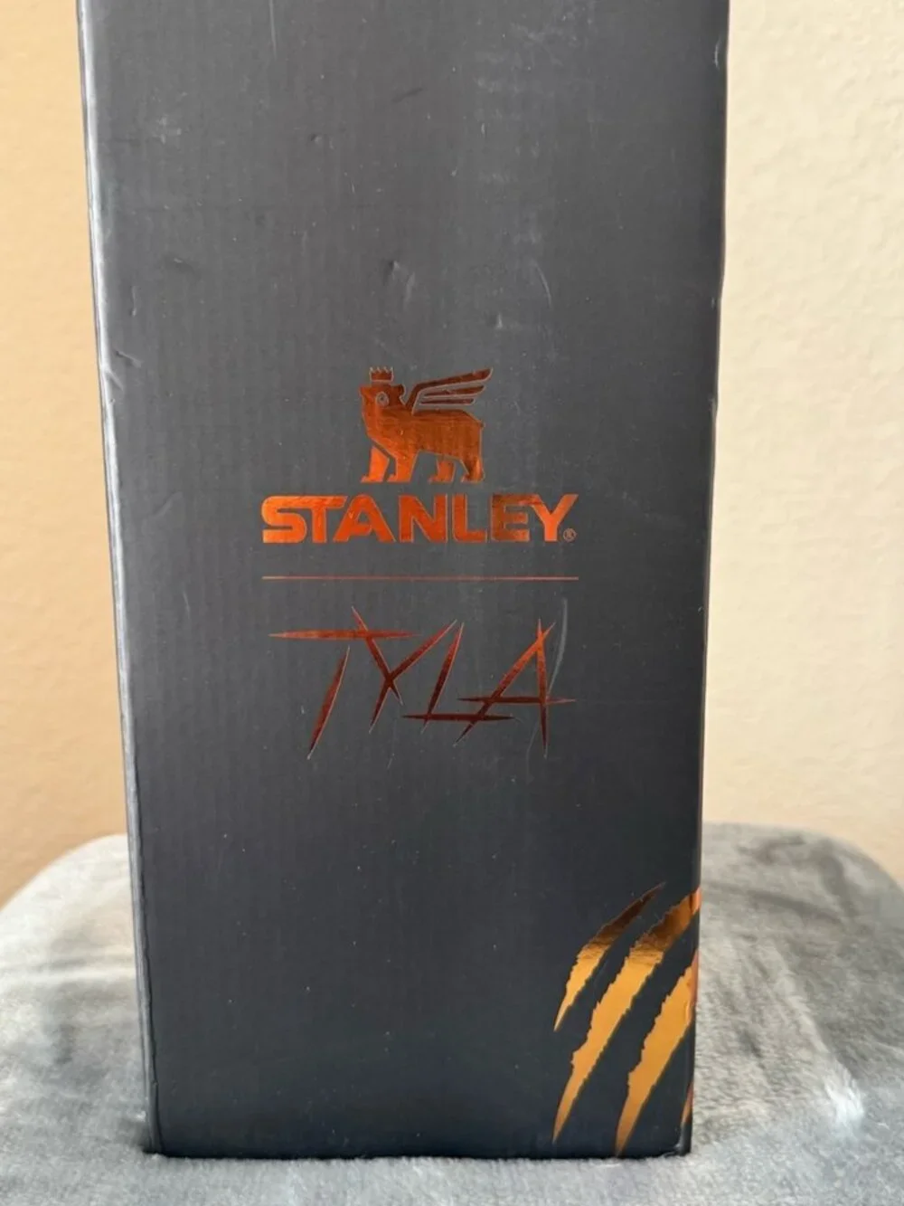 Stanley X Tyla Tyger Limited Edition-Quencher H2.0 Flowstate Tumbler 40 OZ - Picture 2 of 3